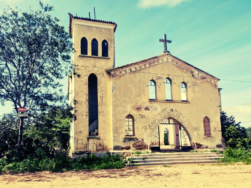 Colour photo of an old ruined church. Photo by Roneres from Pixabay. Edited on Canva
